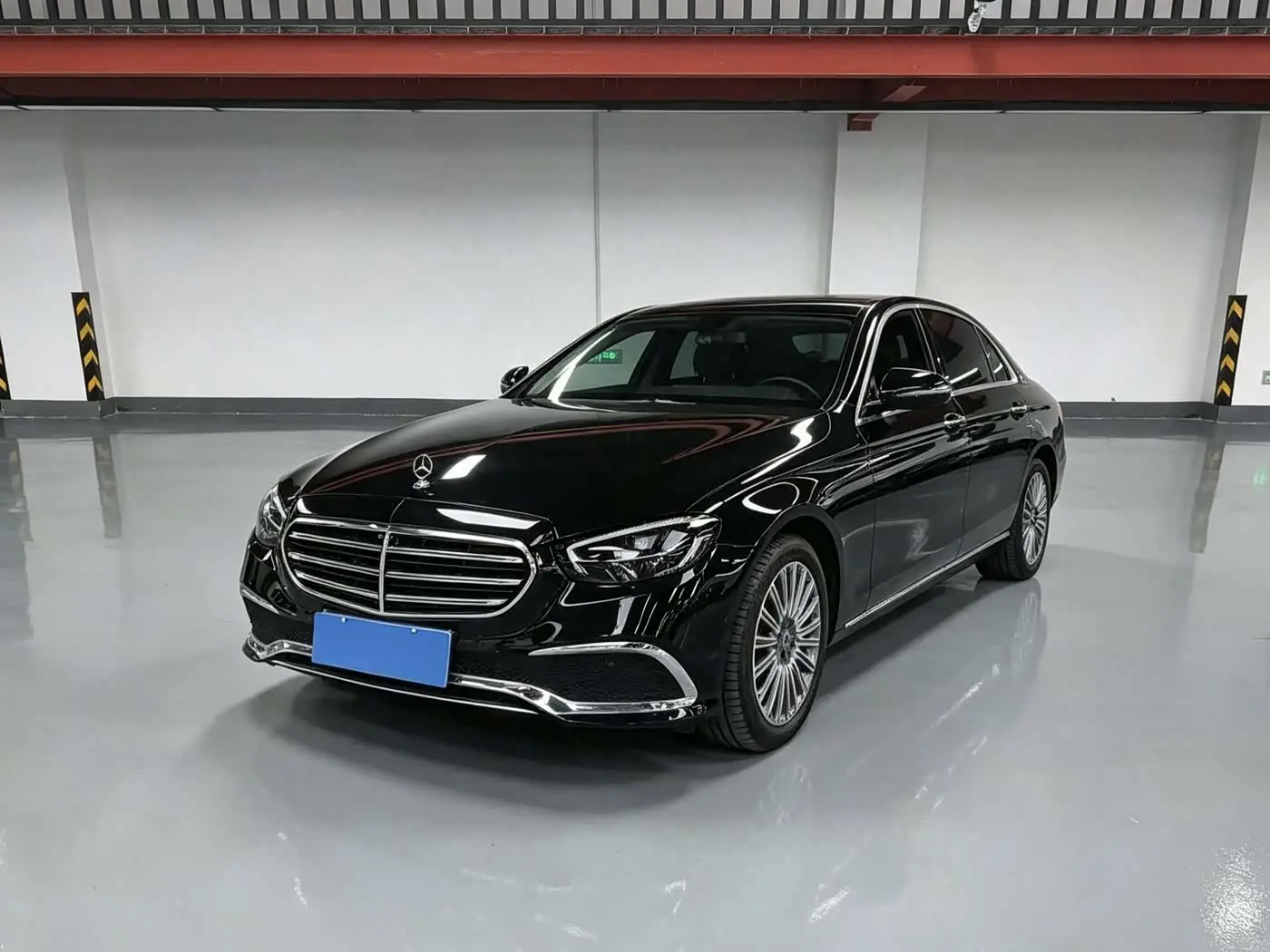 Mercedes-Benz E-Class 2023 — Photo 1/15