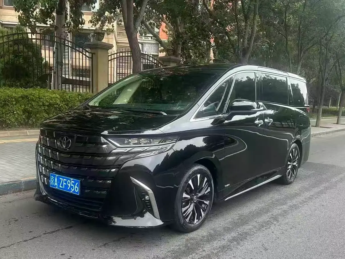 Toyota Alphard 2023 — Фото 1/9