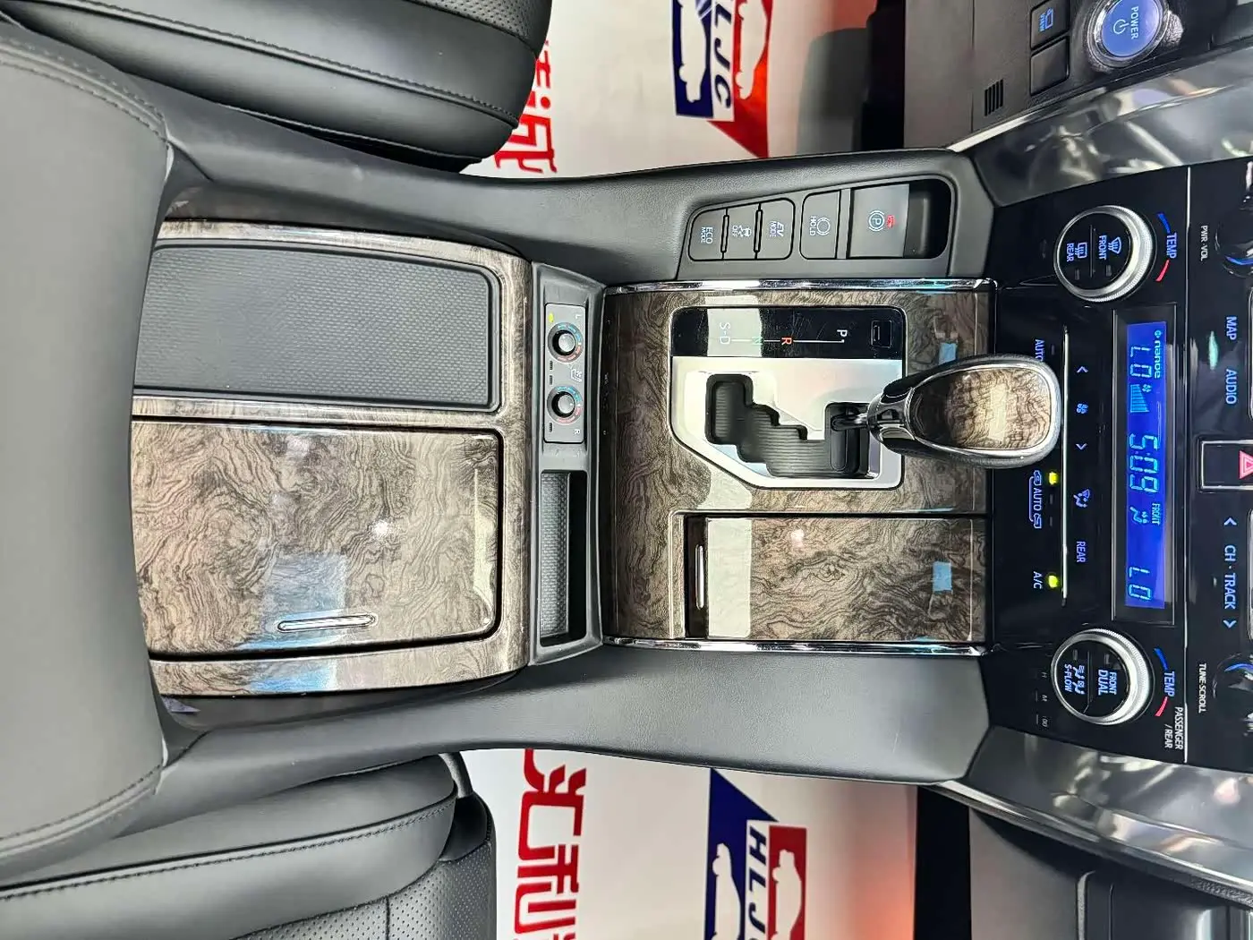 Toyota Alphard 2022 — Photo 12/20