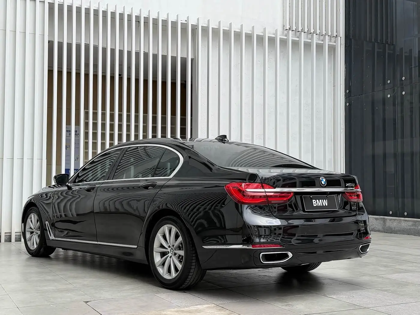 BMW 7 Series 2017 — Фото 15/17