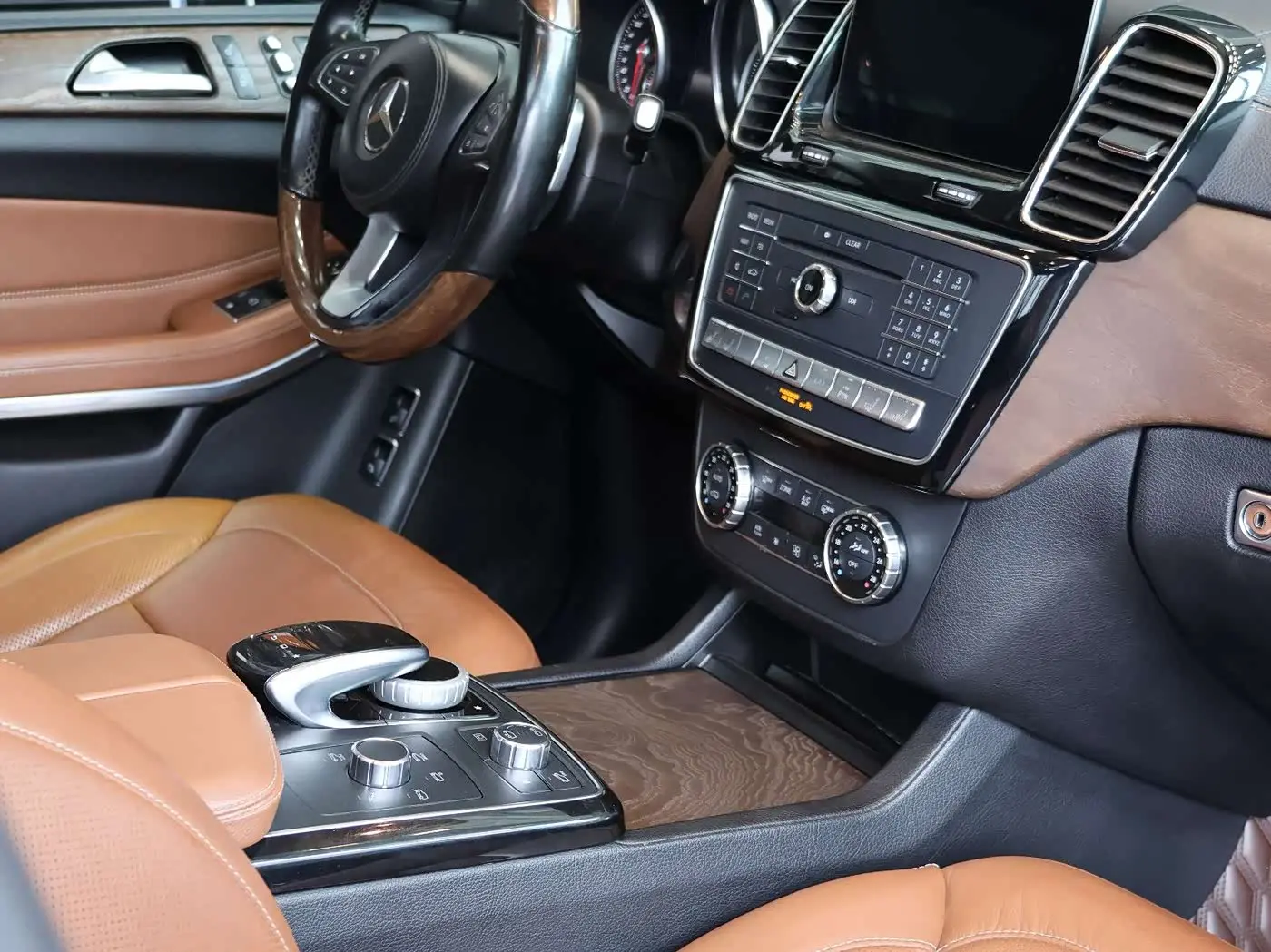Mercedes-Benz GLS 2016 — Photo 4/18