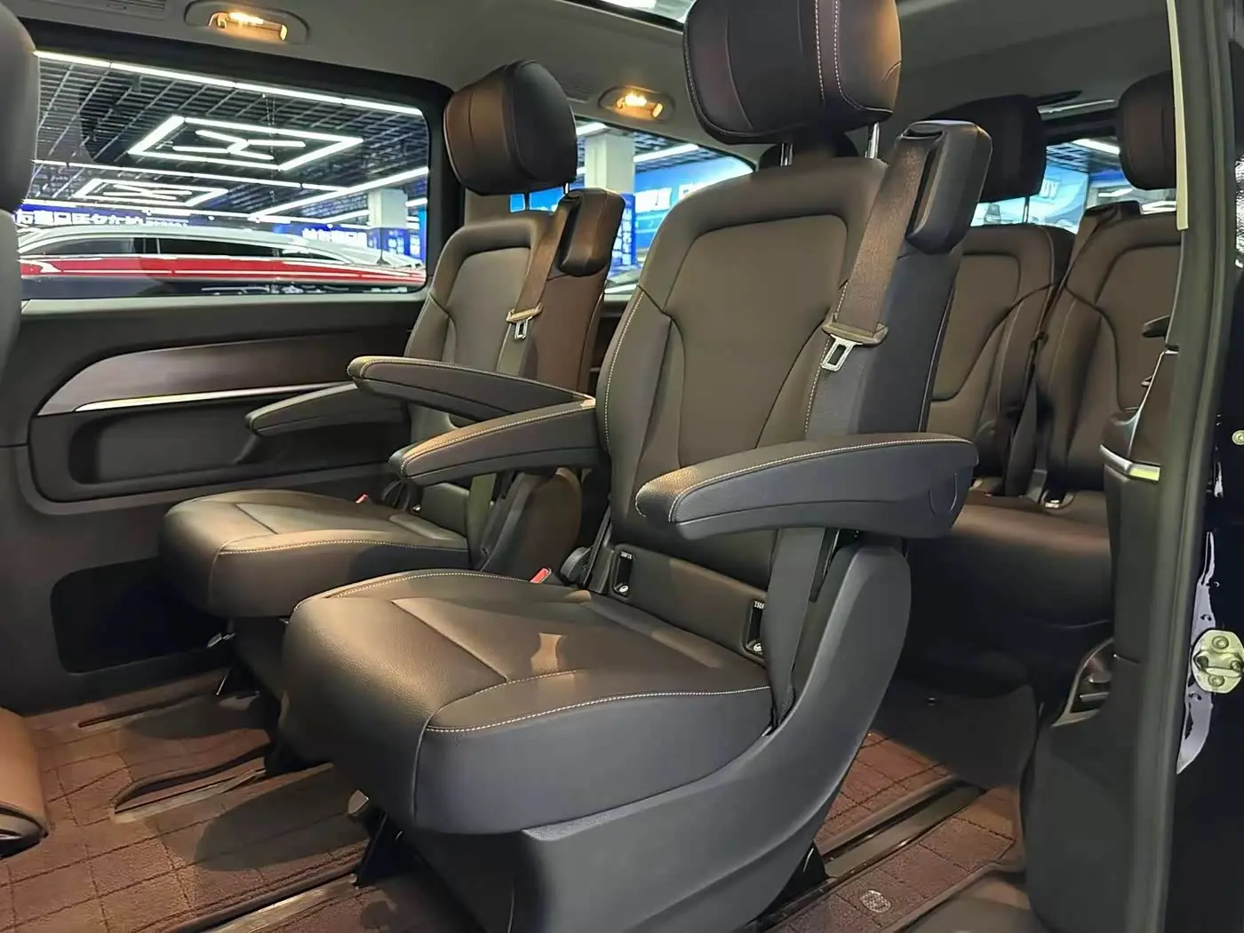 Mercedes-Benz V-Class 2021 — Photo 11/17
