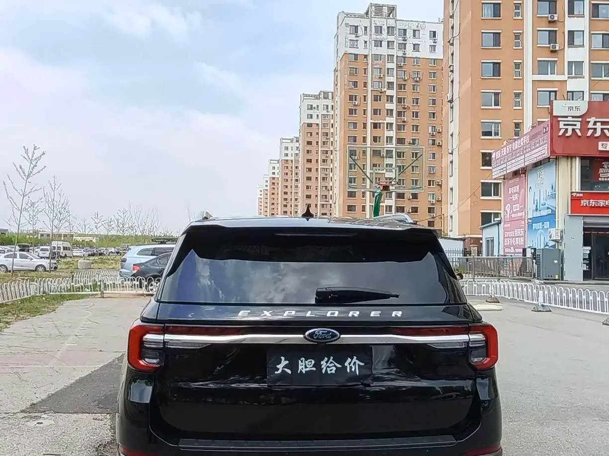 Ford Explorer 2023 — Photo 8/9