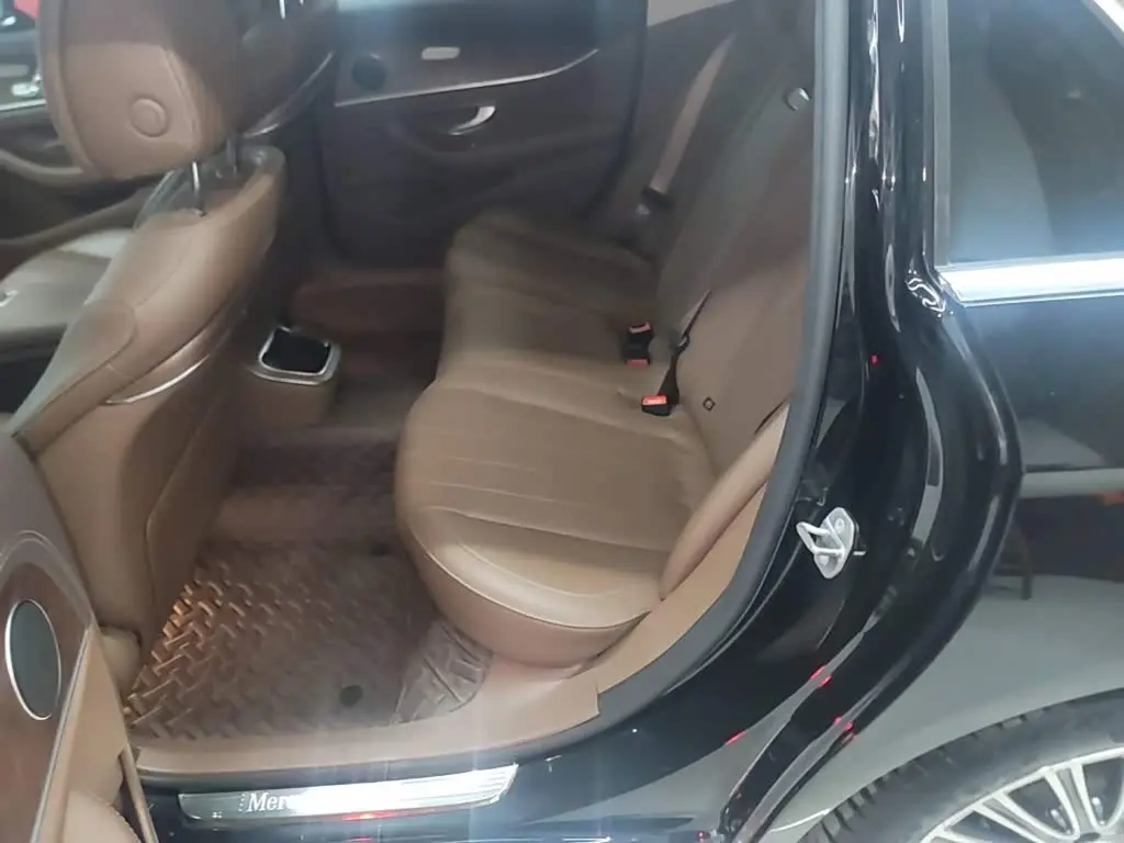 Mercedes-Benz E-Class 2023 — Photo 17/20
