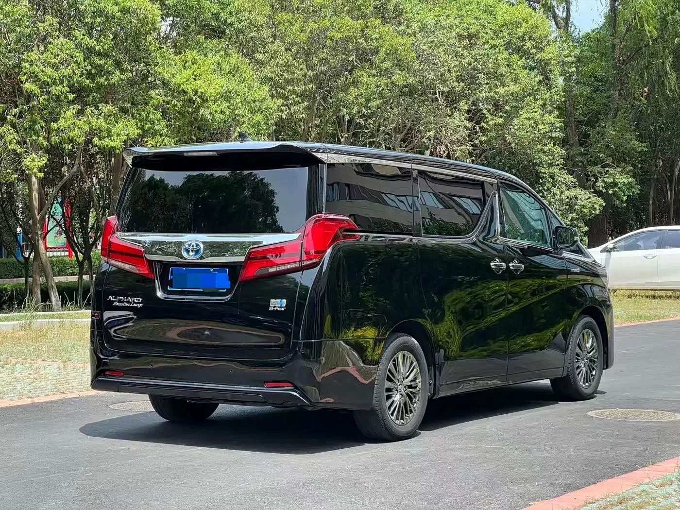 Toyota Alphard 2021 — Photo 12/12