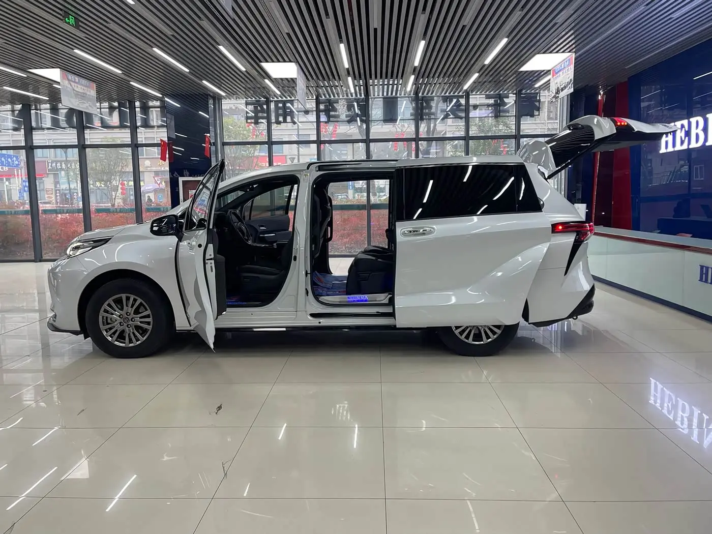 Toyota Sienna 2022 — Photo 20/20
