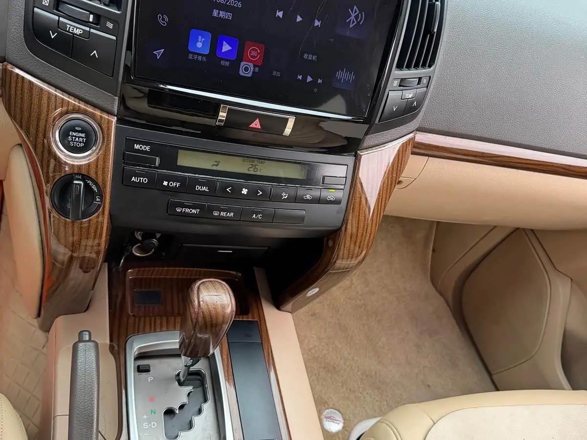 Toyota Land Cruiser 2014 — Photo 16/20