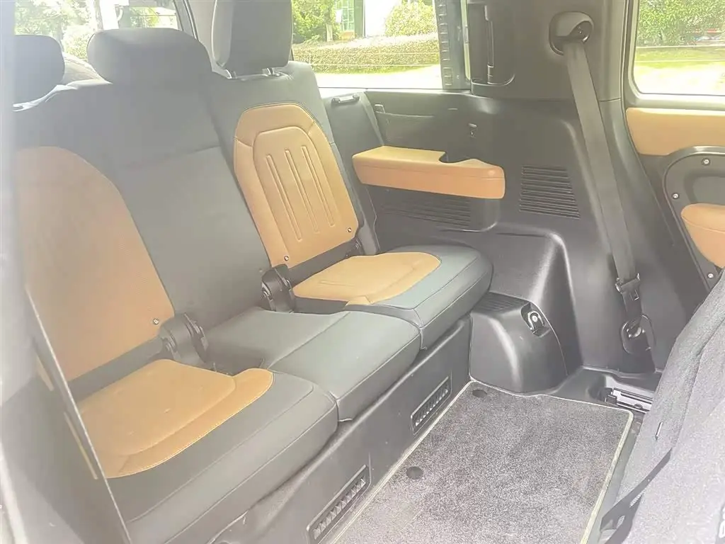 Land Rover Defender 2023 — Photo 15/20