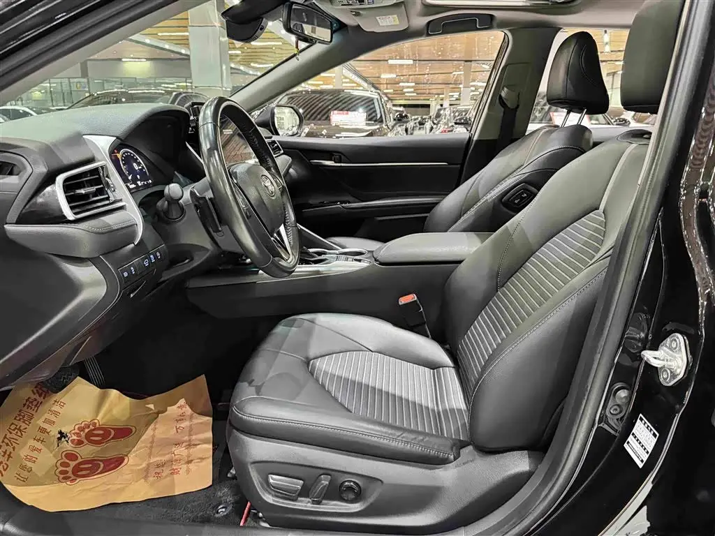 Toyota Camry 2023 — Photo 7/10