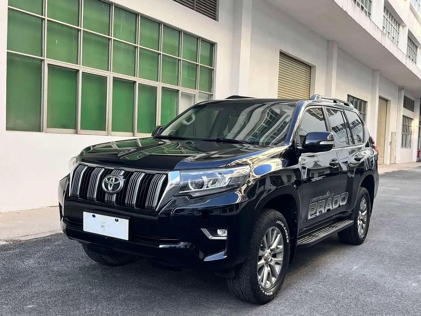 Toyota Prado 2018 — Photo 1/17