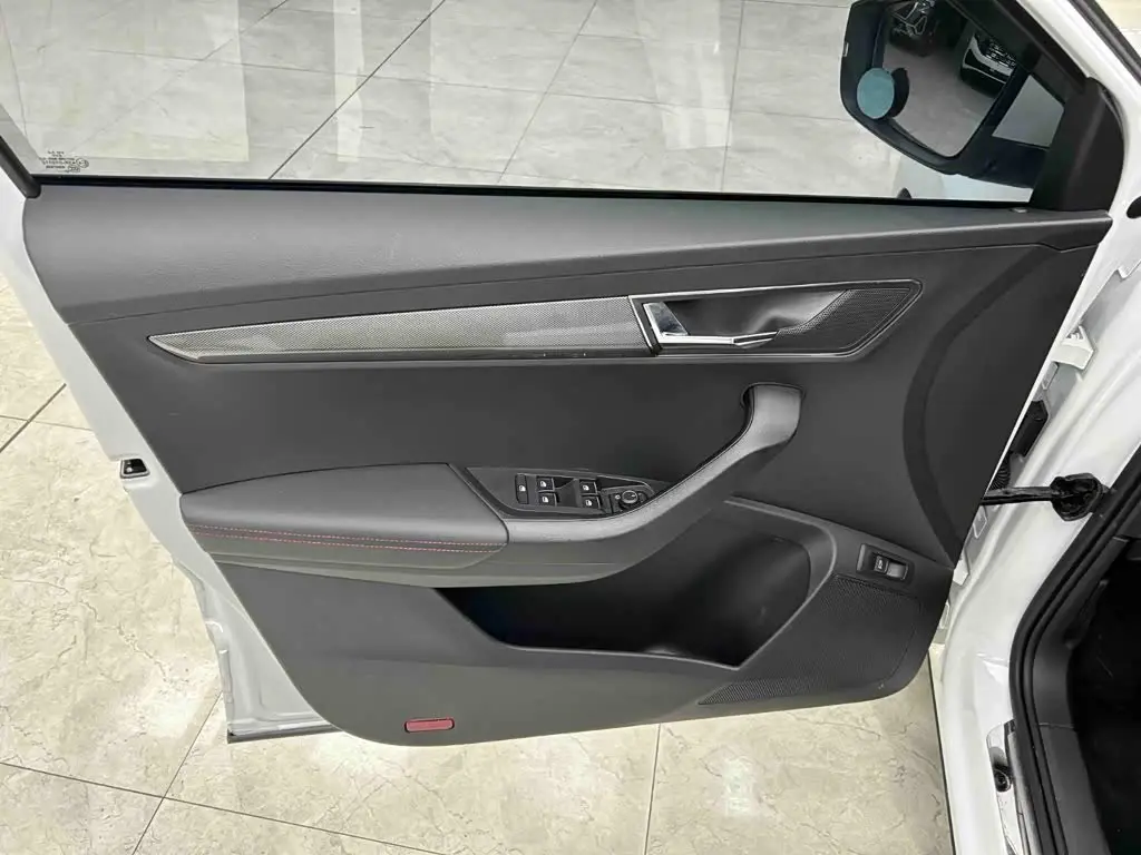 Škoda Karoq 2024 — Photo 15/20