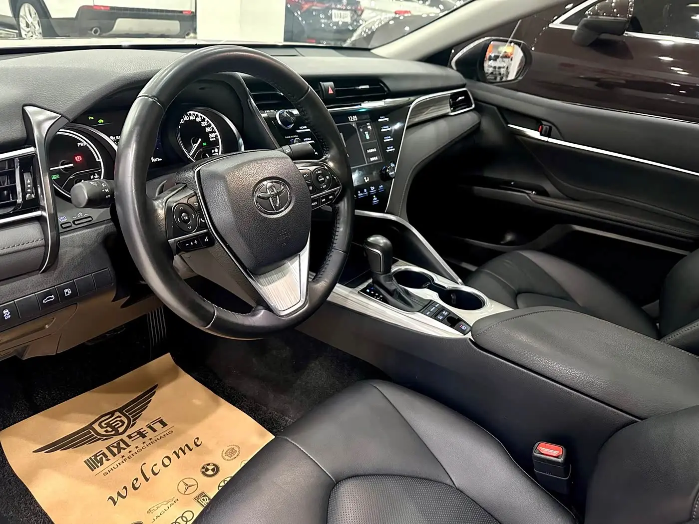 Toyota Camry 2018 — Фото 6/20