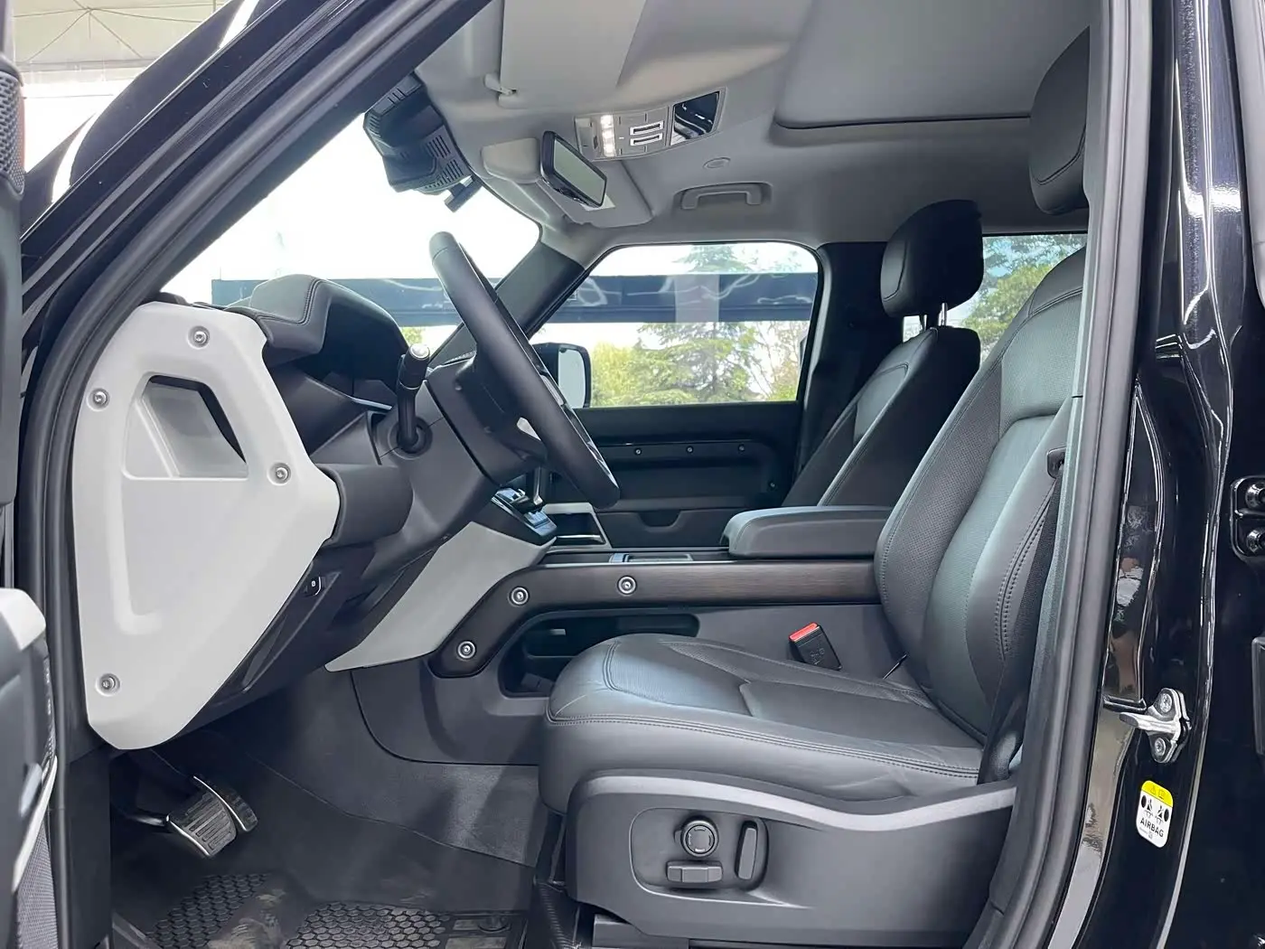 Land Rover Defender 2023 — Photo 18/20
