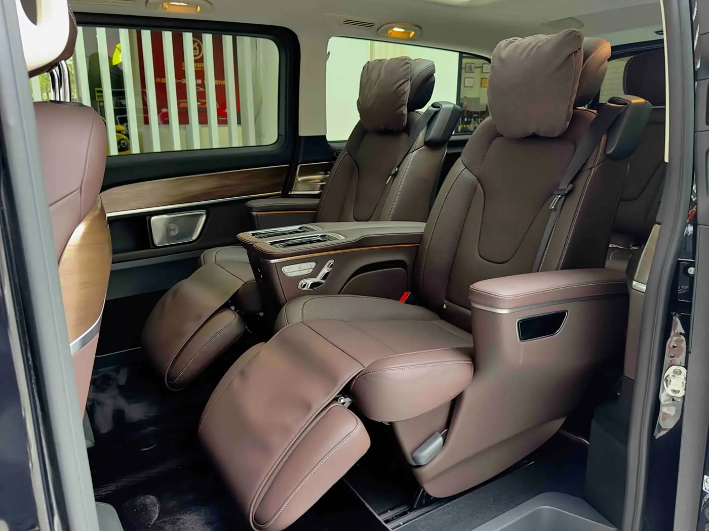 Mercedes-Benz V-Class 2024 — Photo 13/20