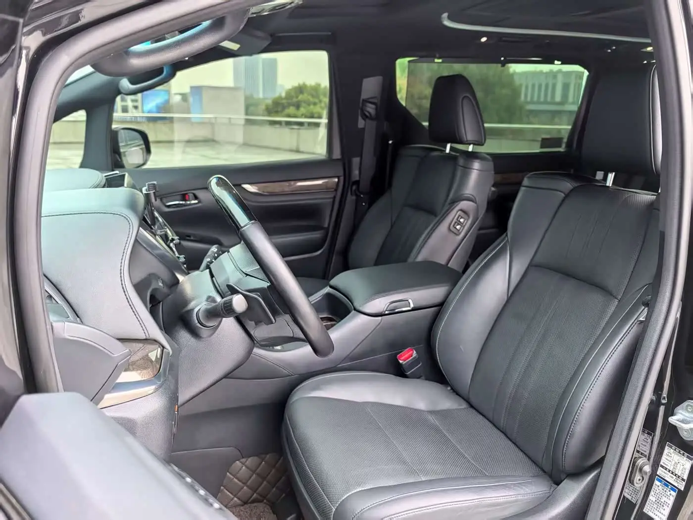 Toyota Alphard 2022 — Photo 10/20