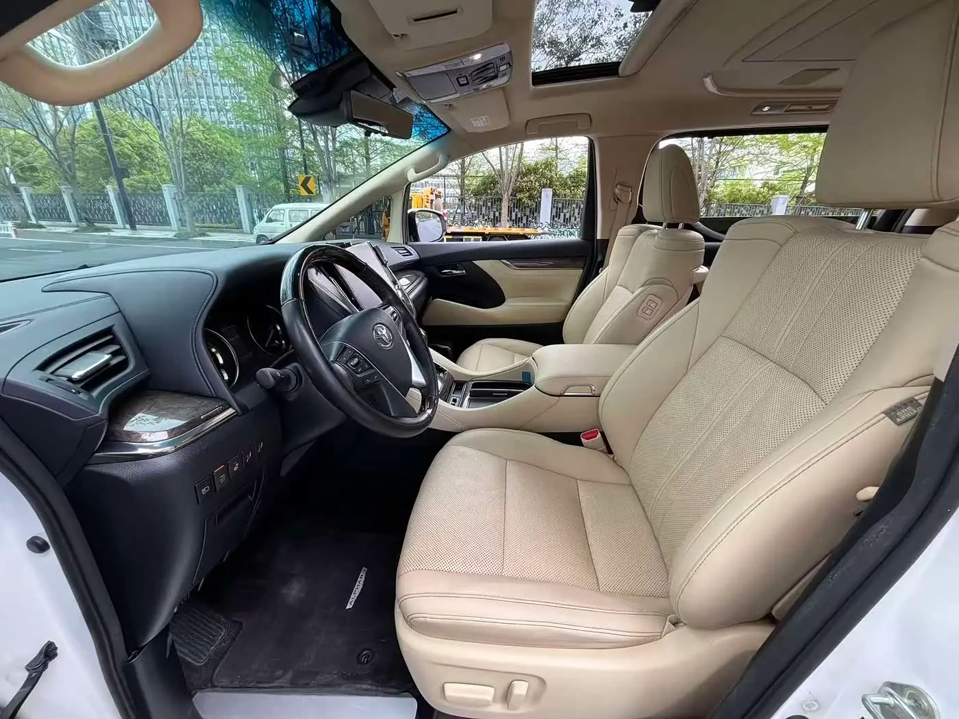 Toyota Alphard 2023 — Фото 8/18