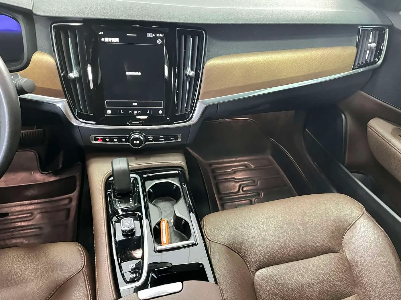 Volvo S90 Plug-in Hybrid 2021 — Photo 14/20