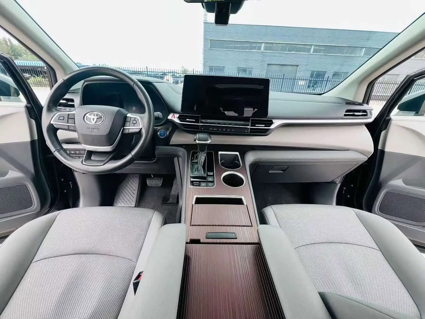 Toyota Granvia 2023 — Photo 8/10