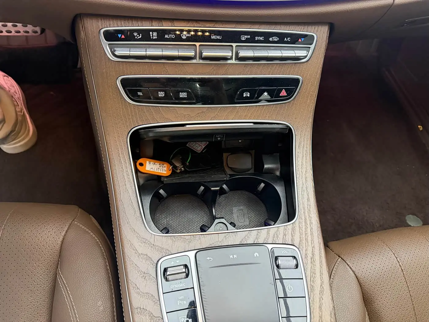 Mercedes-Benz E-Class 2022 — Photo 12/18