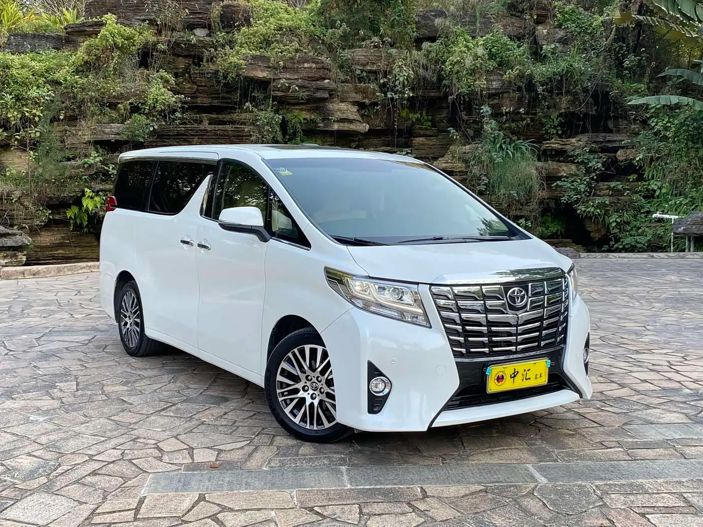 Toyota Alphard 2015 — Photo 3/20