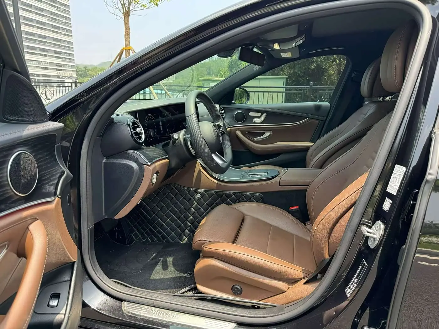 Mercedes-Benz E-Class 2022 — Photo 4/9