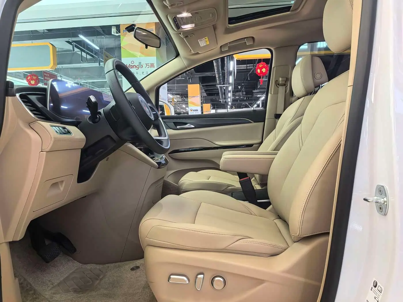 Buick GL8 2025 — Photo 4/10