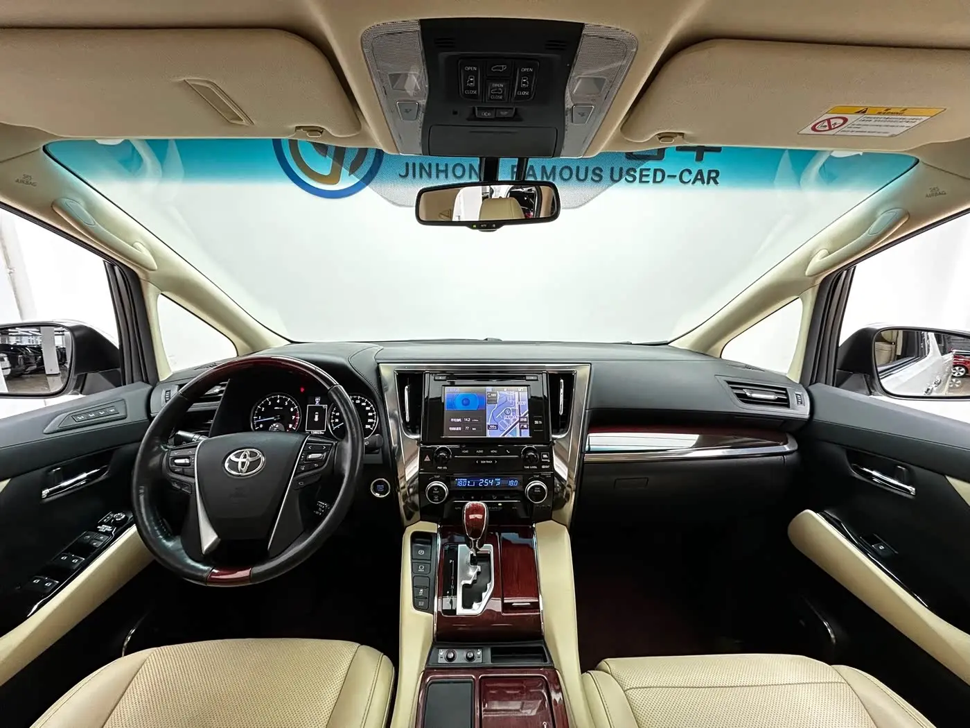 Toyota Alphard 2018 — Photo 19/20