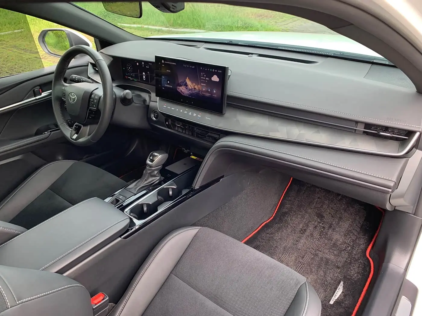 Toyota Camry 2025 — Photo 11/17