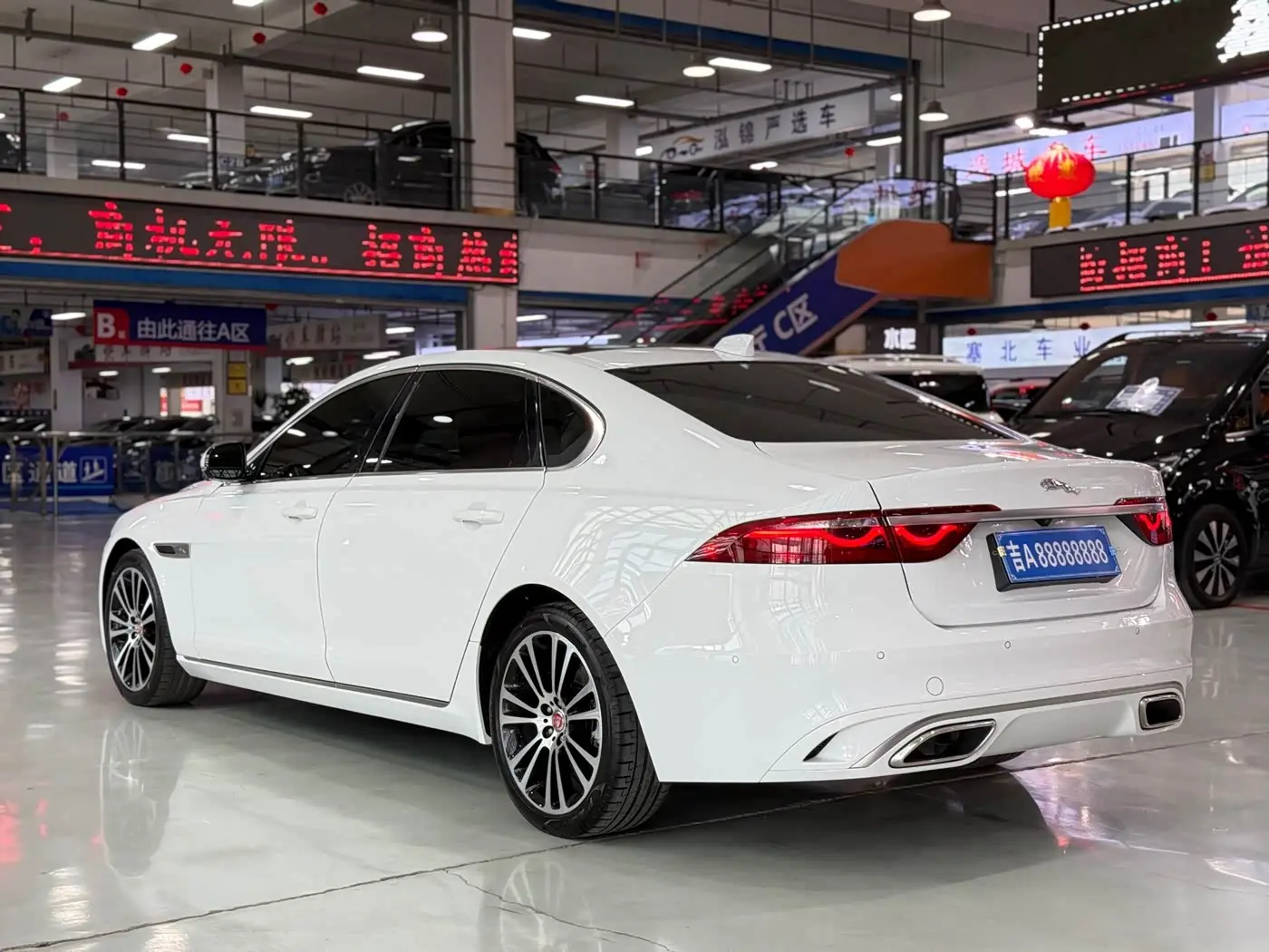 Jaguar XFL 2025 — Photo 6/17
