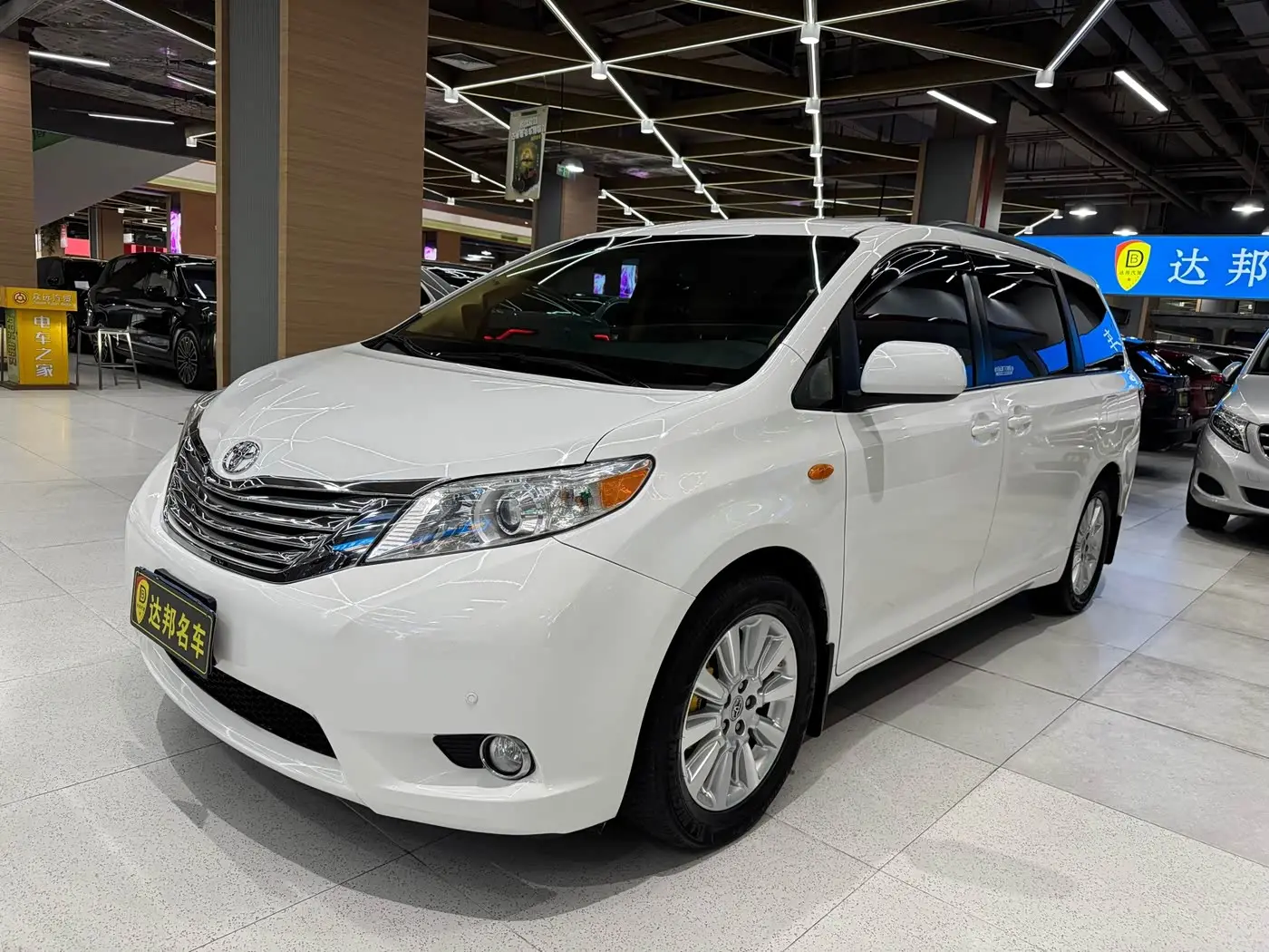 Toyota Sienna 2016 — Photo 1/18