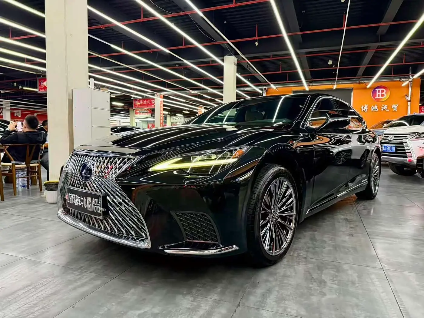 Lexus LS 2022 — Photo 1/18