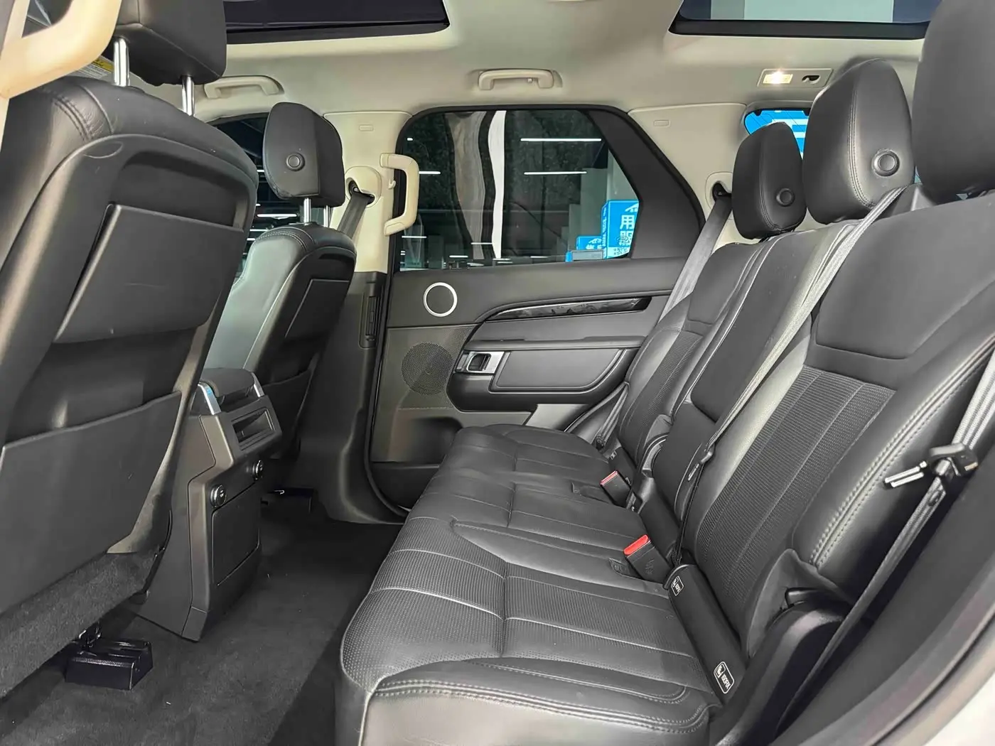 Land Rover Discovery 2018 — Photo 11/18