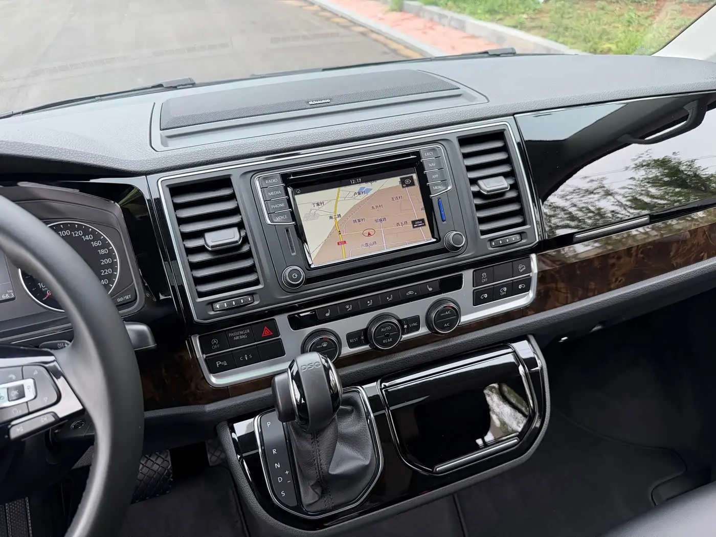Volkswagen Multivan 2017 — Photo 9/20