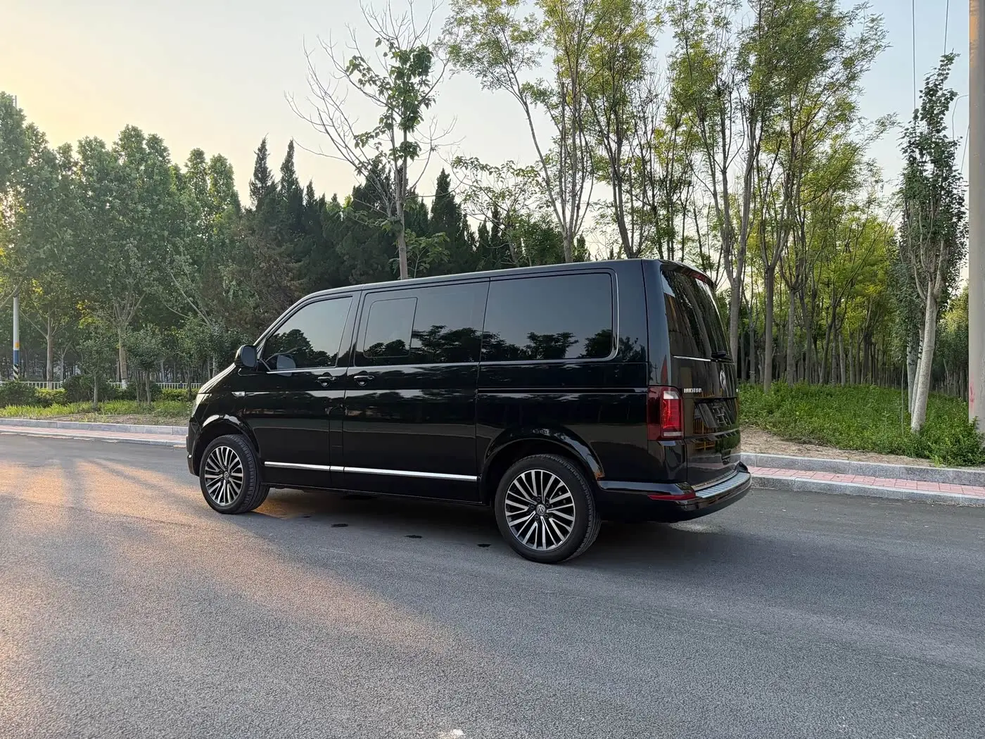 Volkswagen Multivan 2019 — Фото 5/20