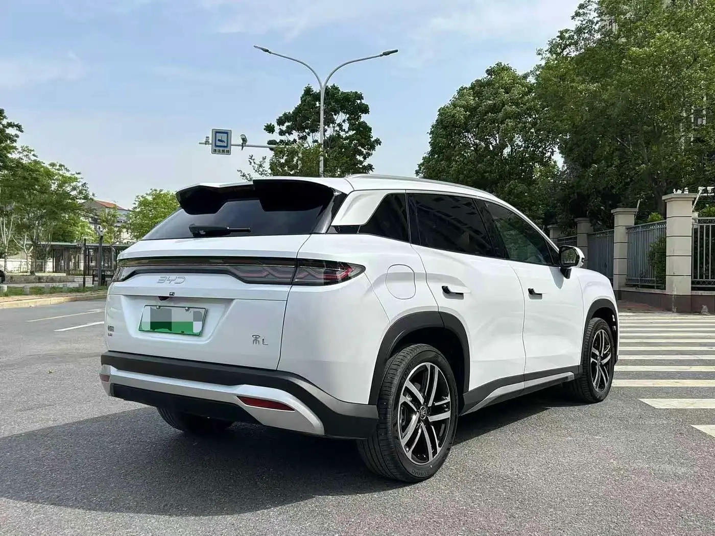 BYD Song L DM-i 2024 — Фото 4/9