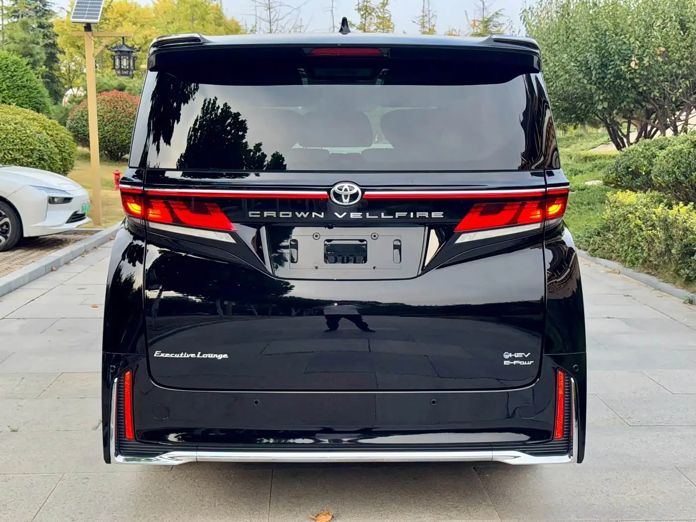 Toyota Vellfire 2023 — Photo 12/16
