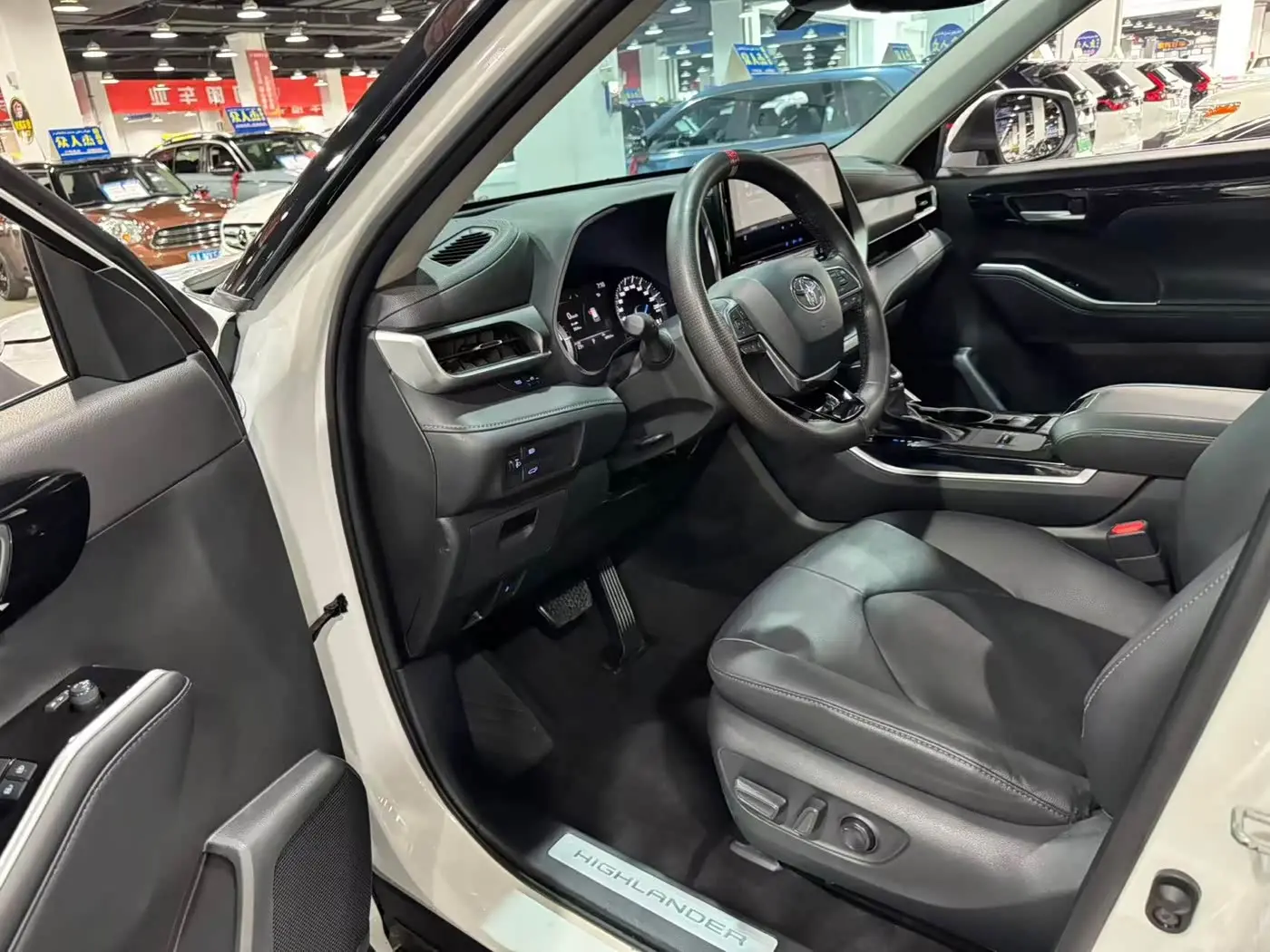 Toyota Highlander 2023 — Şəkil 8/9