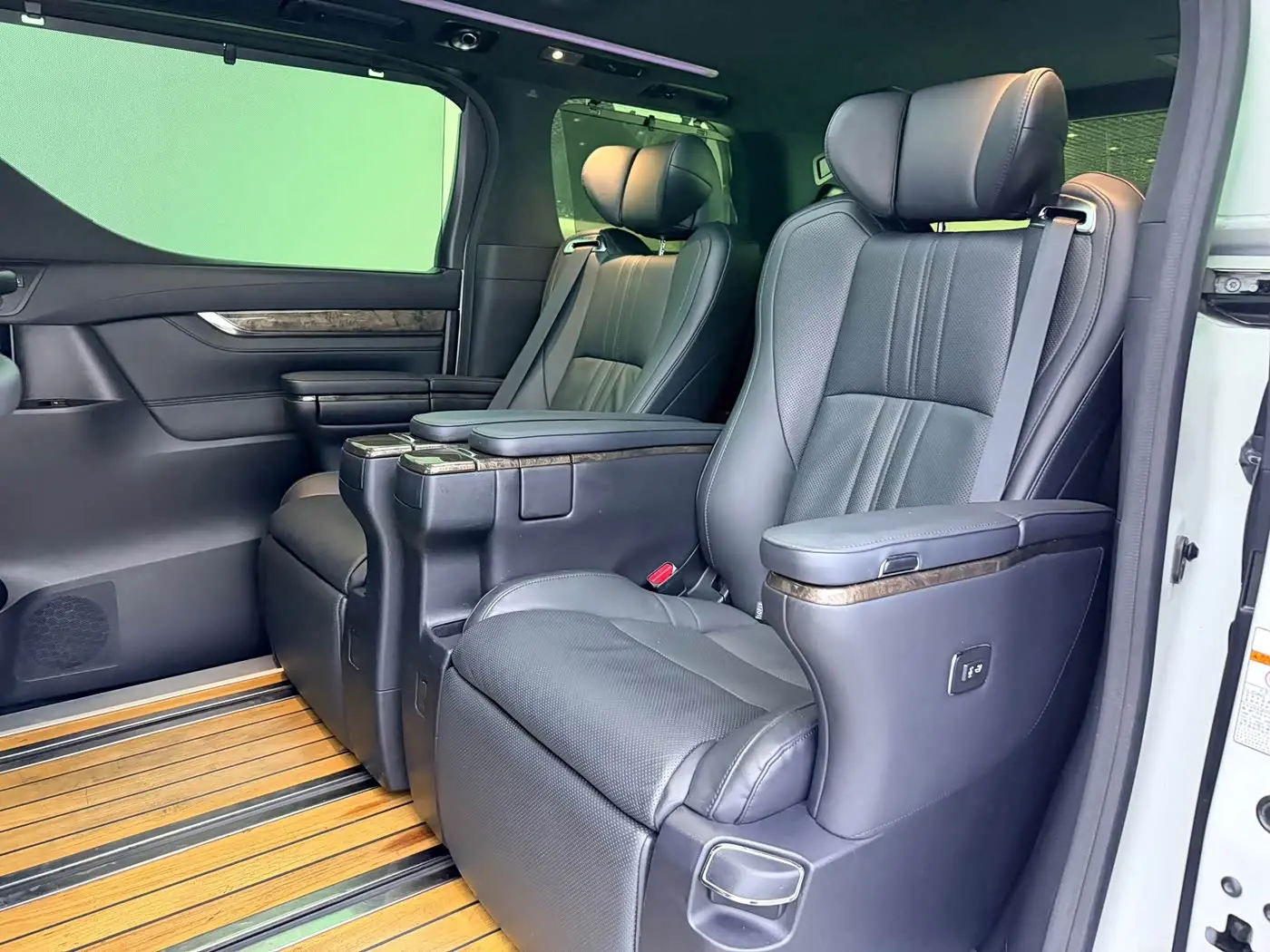 Toyota Alphard 2020 — Photo 10/19
