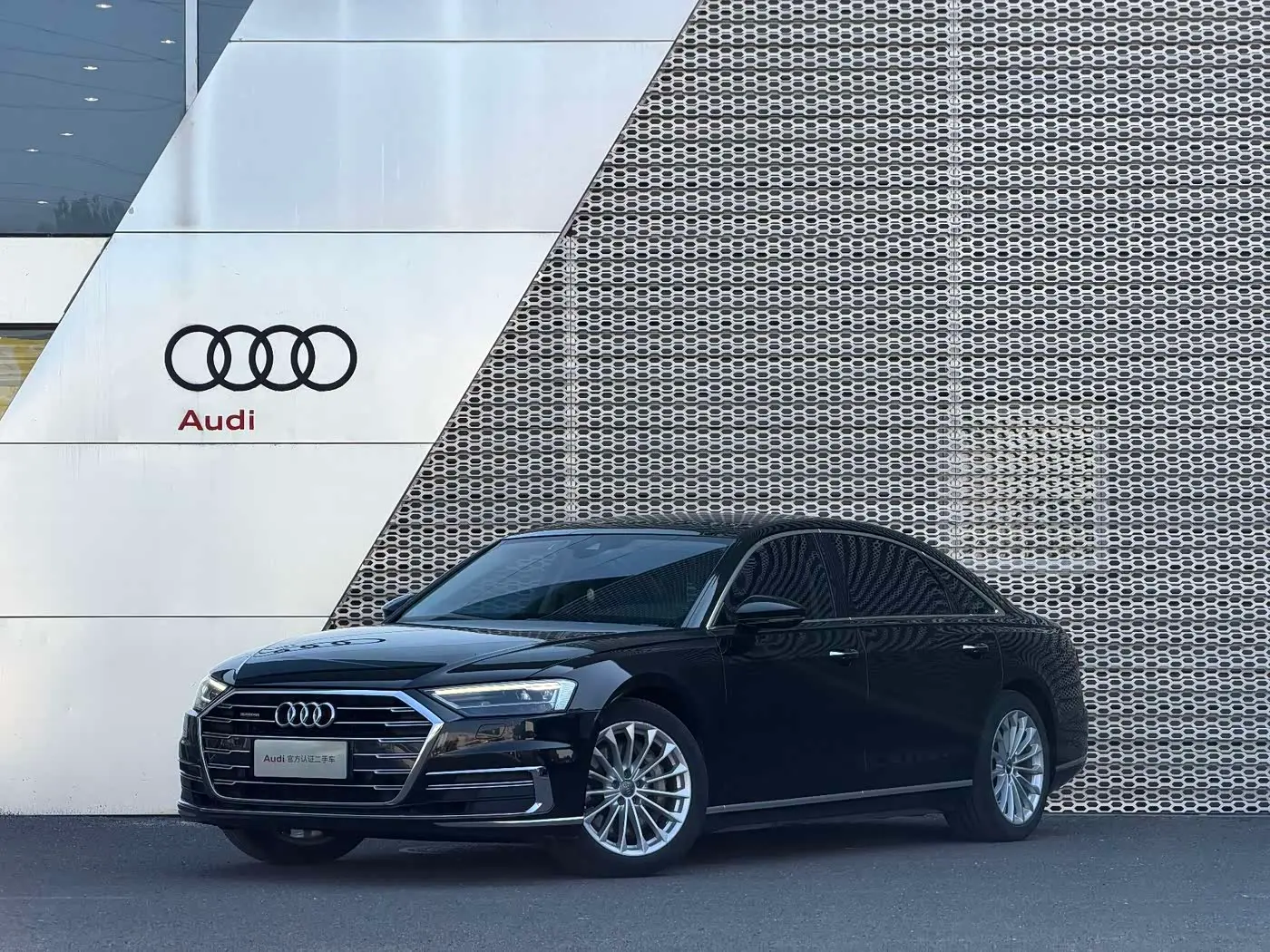 Audi A8 2018 — Şəkil 1/9