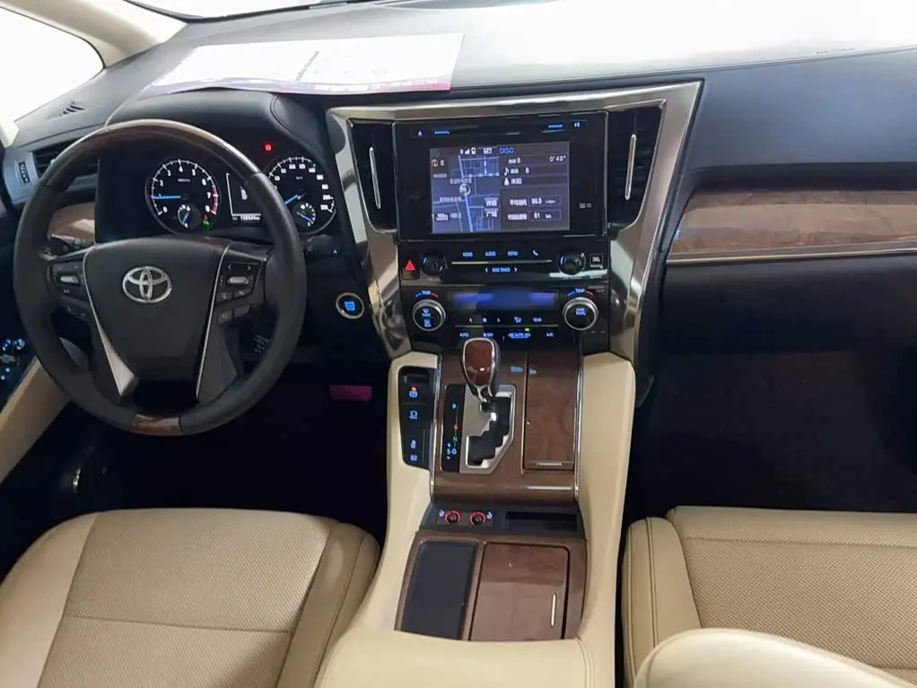 Toyota Alphard 2017 — Photo 8/20