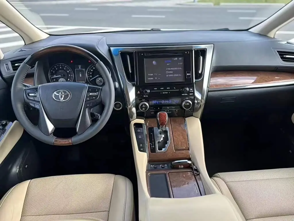 Toyota Alphard 2017 — Photo 18/20