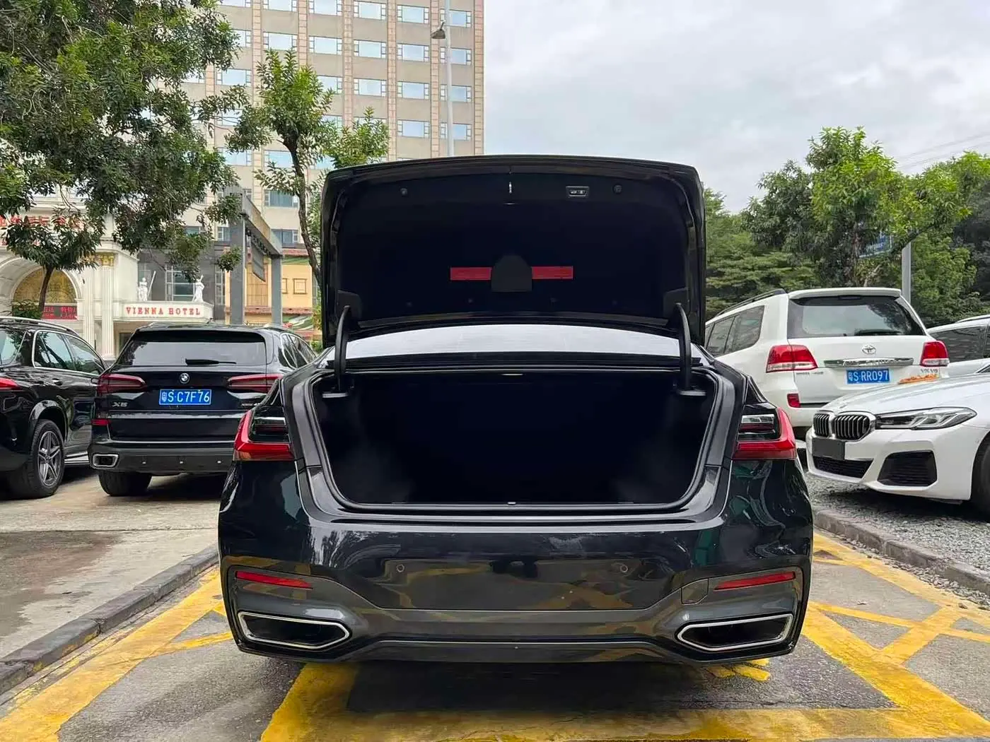 BMW 7 Series 2021 — Photo 18/18