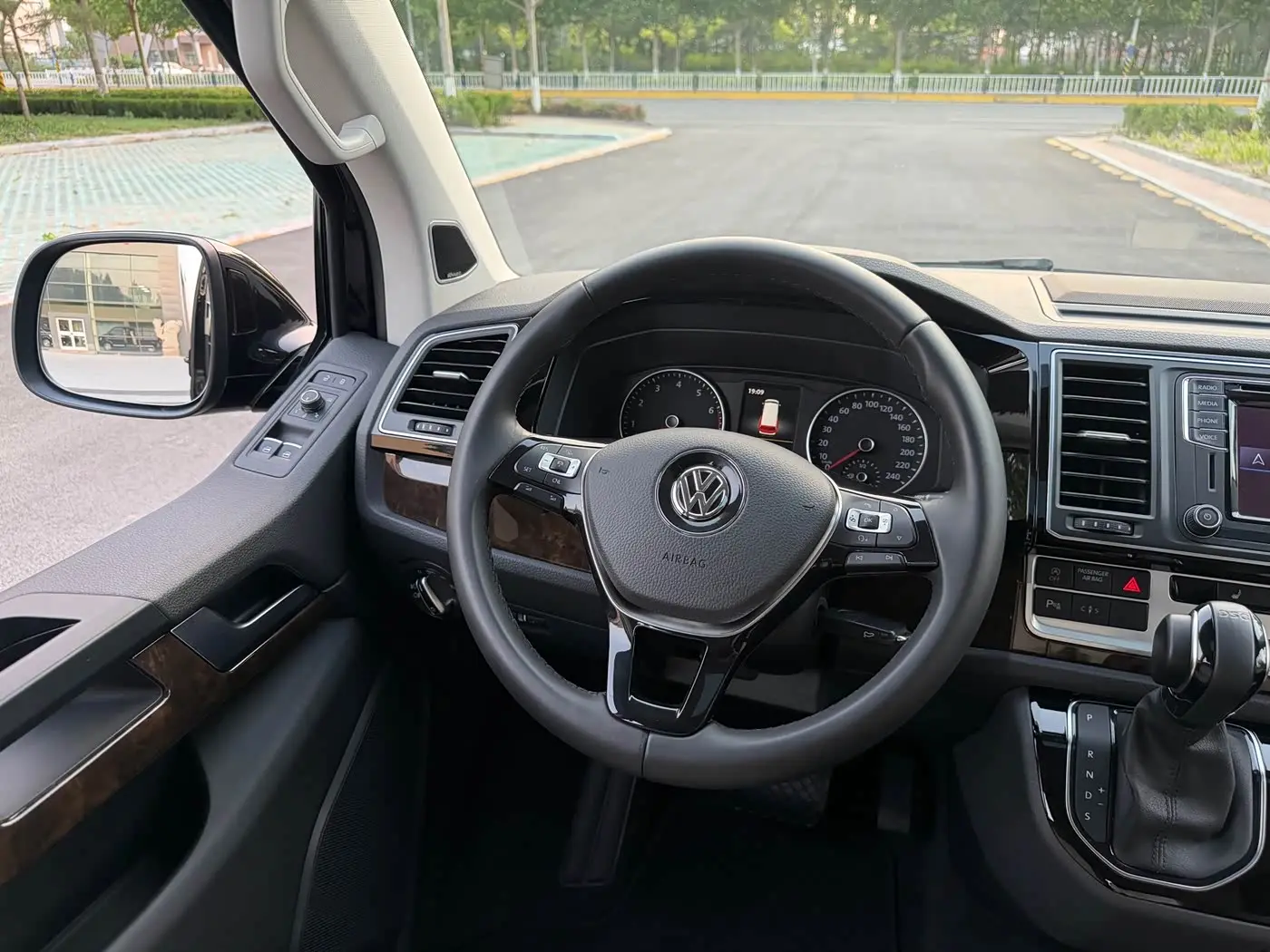 Volkswagen Multivan 2019 — Şəkil 12/20
