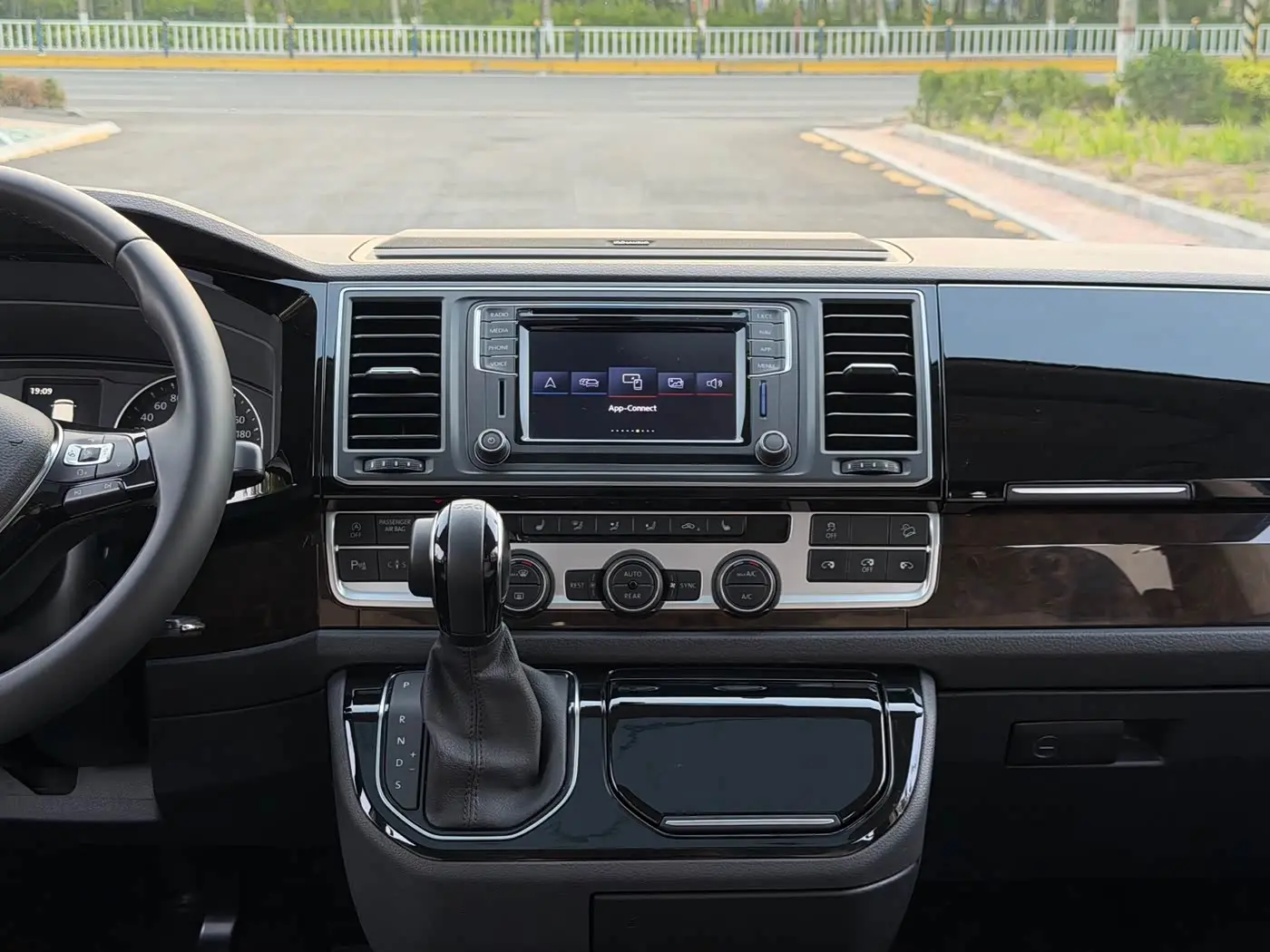 Volkswagen Multivan 2019 — Şəkil 13/20
