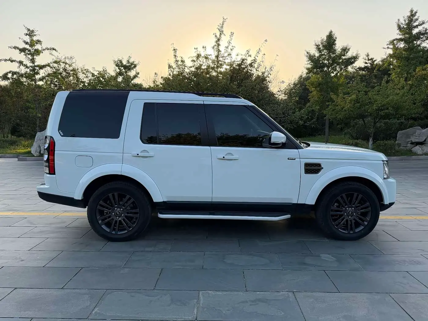 Land Rover Discovery 2016 — Фото 4/20