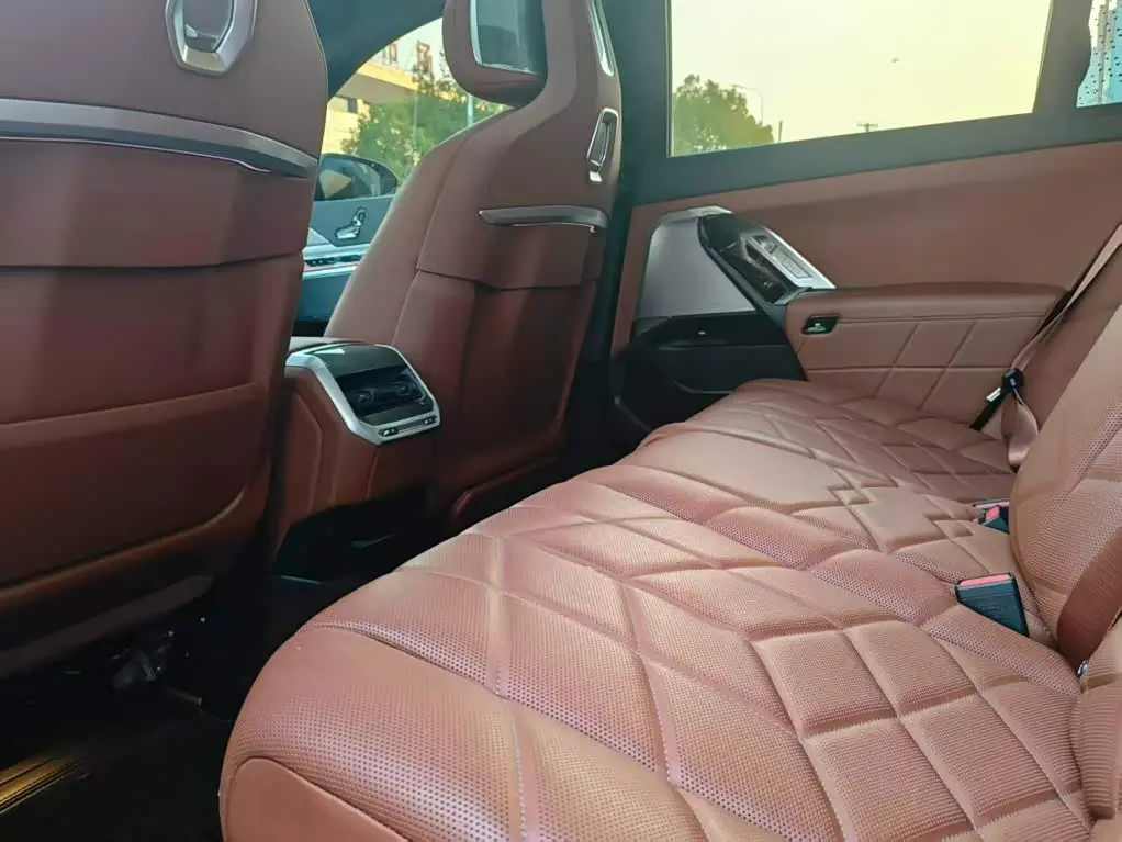 BMW 7 Series 2025 — Фото 15/16
