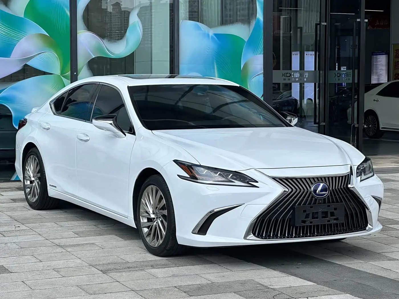 Lexus ES 2019 — Photo 2/20