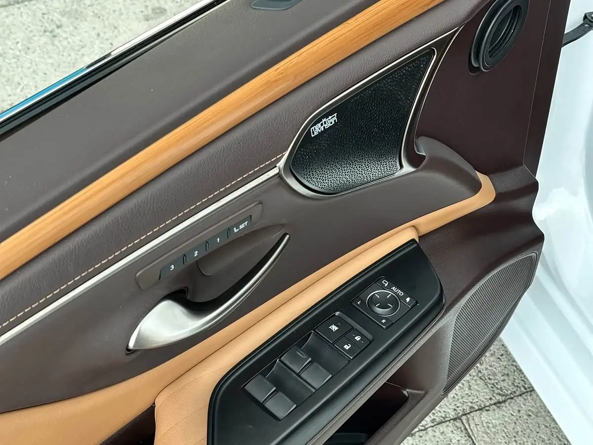 Lexus ES 2019 — Photo 16/20