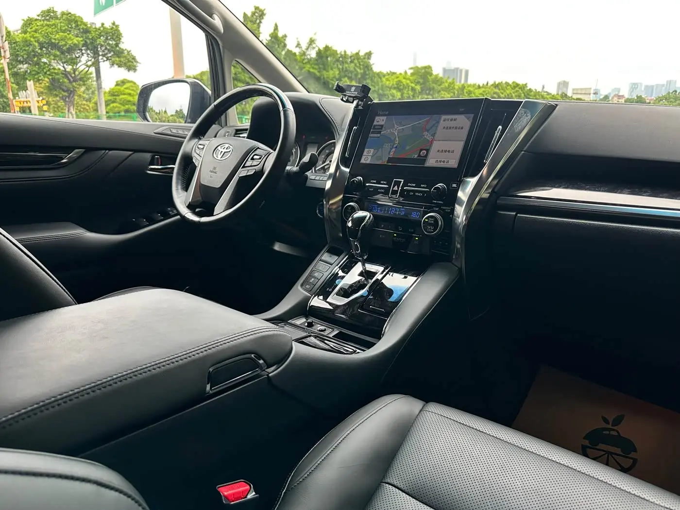 Toyota Vellfire 2023 — Photo 18/19