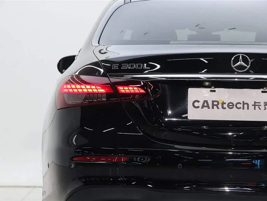 Mercedes-Benz E-Class 2023 — Photo 11/20